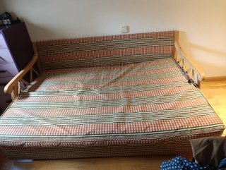 Sofá cama tela y madera