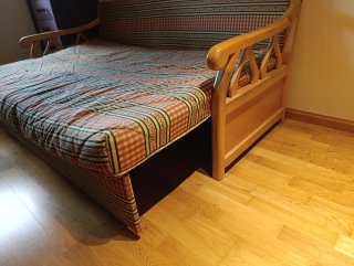 Sofá cama tela y madera