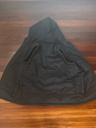 Chaleco Negro con Capucha
