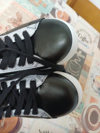 Zapatillas Mustang negras y plateadas
