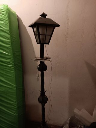 Lámpara de forja antigua estilo farol