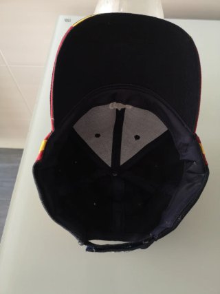 Visera Race Negra con Detalles Tricolor