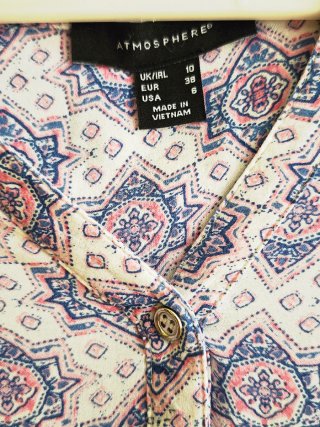 Camisa estampado geométrico azul y rosa