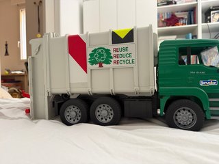 Camion dei rifiuti Bruder verde