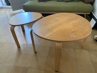 Set di due tavolini ausiliari rotondi in legno
