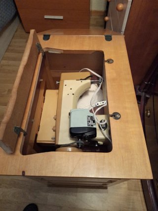 Máquina de coser Singer con mueble