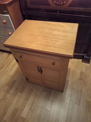 Máquina de coser Singer con mueble