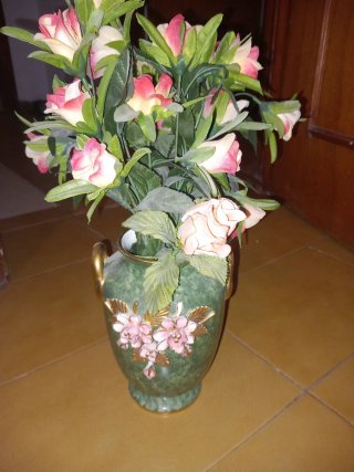 Jarrón de cerámica verde con flores rosas
