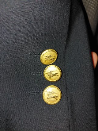 Blazer azul marino con botones dorados para hombre
