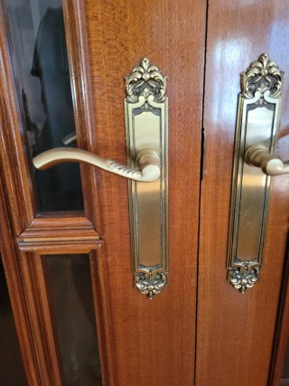 10 puertas, 1 doble madera con cristal, 6 normales