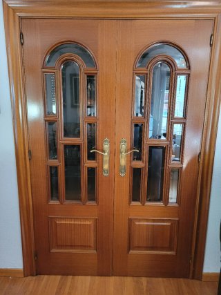 10 puertas, 1 doble madera con cristal, 6 normales