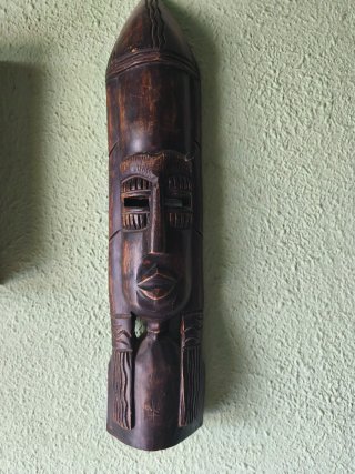 Máscara africana de madera tallada