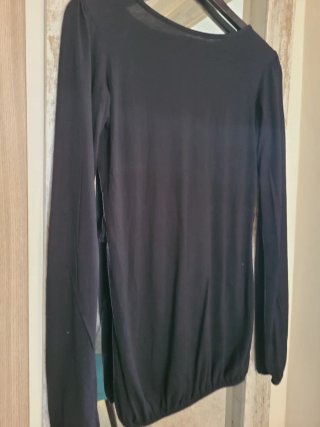 Camiseta negra manga larga. Bershka. Talla M