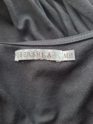 Camiseta negra manga larga. Bershka. Talla M