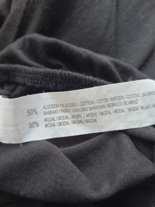 Camiseta negra manga larga. Bershka. Talla M