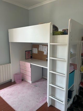 Cama alta con estantería y armario