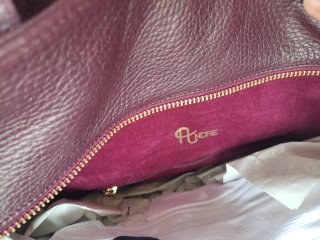 Bolso de piel burdeos con banda beige