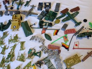 Lotto 86 soldatini Vintage + accessori
