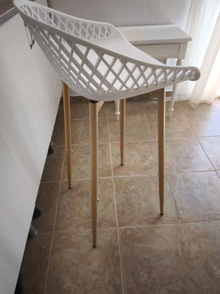Taburete alto blanco con patas de metal