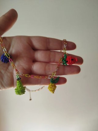 Collar de frutas con abalorios