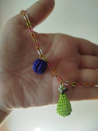 Collar de frutas con abalorios