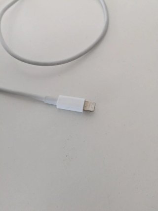 Fundas iPhone 13 mini (varios colores) y cables