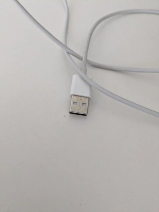 Fundas iPhone 13 mini (varios colores) y cables