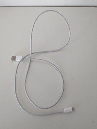 Fundas iPhone 13 mini (varios colores) y cables