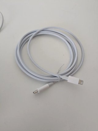 Fundas iPhone 13 mini (varios colores) y cables