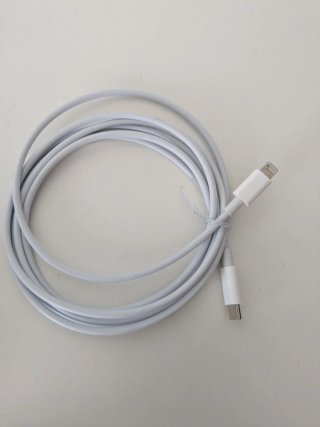 Fundas iPhone 13 mini (varios colores) y cables