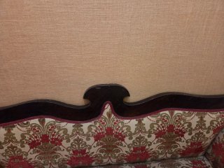 Sofá antiguo de madera maciza