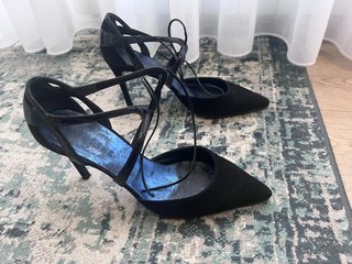 Zapatos de tacón negros con tiras