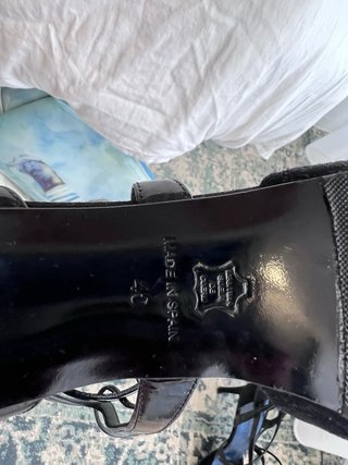 Zapatos de tacón negros con tiras