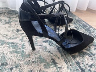Zapatos de tacón negros con tiras