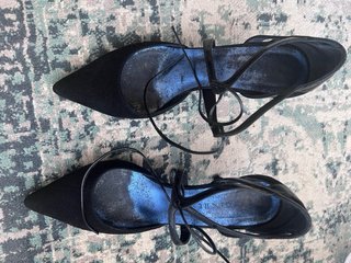 Zapatos de tacón negros con tiras