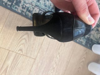 Zapatos de tacón negros con tiras