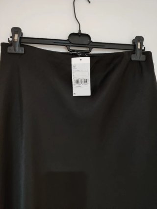 Falda midi satinada negra