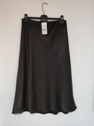 Falda midi satinada negra