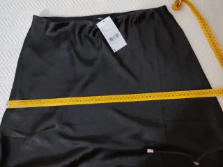 Falda midi satinada negra