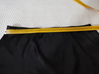 Falda midi satinada negra