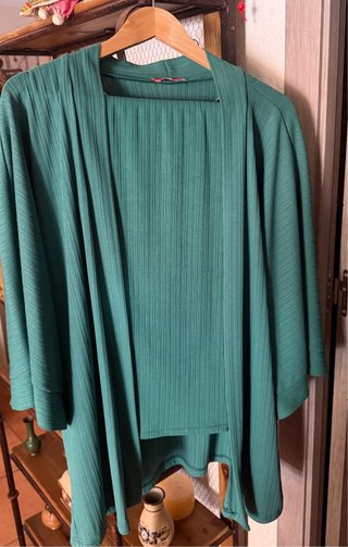 Conjunto pantalon y sobrecamisa verde