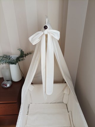 Minicuna de madera con dosel