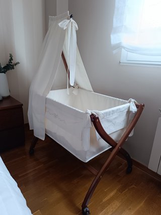 Minicuna de madera con dosel