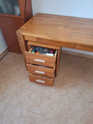 Mesa de escritorio madera maciza con cajonera.