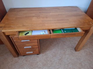 Mesa de escritorio madera maciza con cajonera.