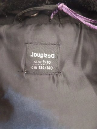 Cazadora Desigual Negra Corazón Bordado. Niña