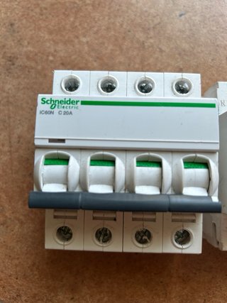 Interruptores Automáticos Schneider Eléctricos