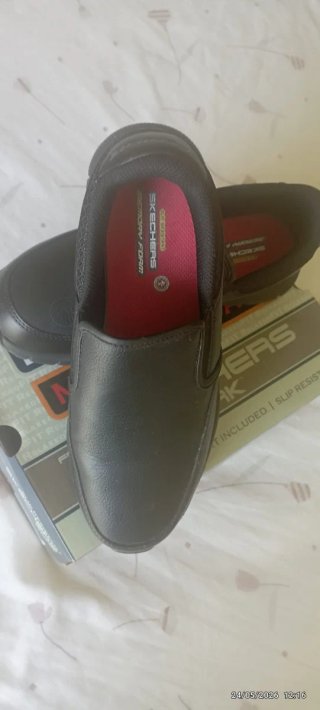 Zapatos negros muy  cómodos, sin estrenar. Skecher