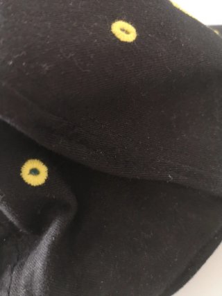Gorra London3 negra con detalles dorados