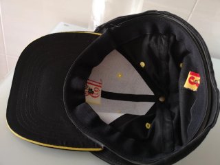 Gorra London3 negra con detalles dorados